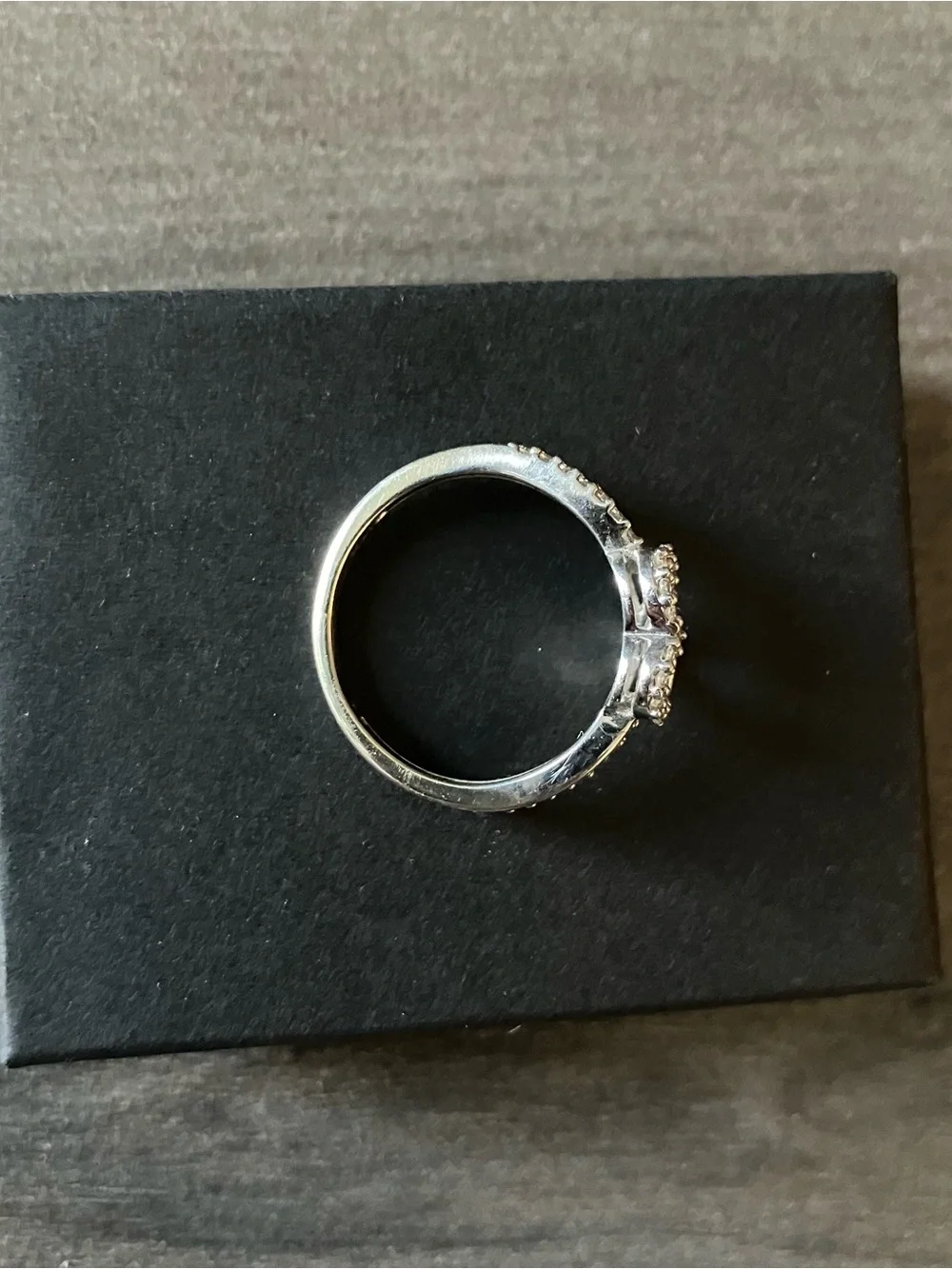 10K White Gold Heart Ring, Size 6.5 - Picture 11 of 12